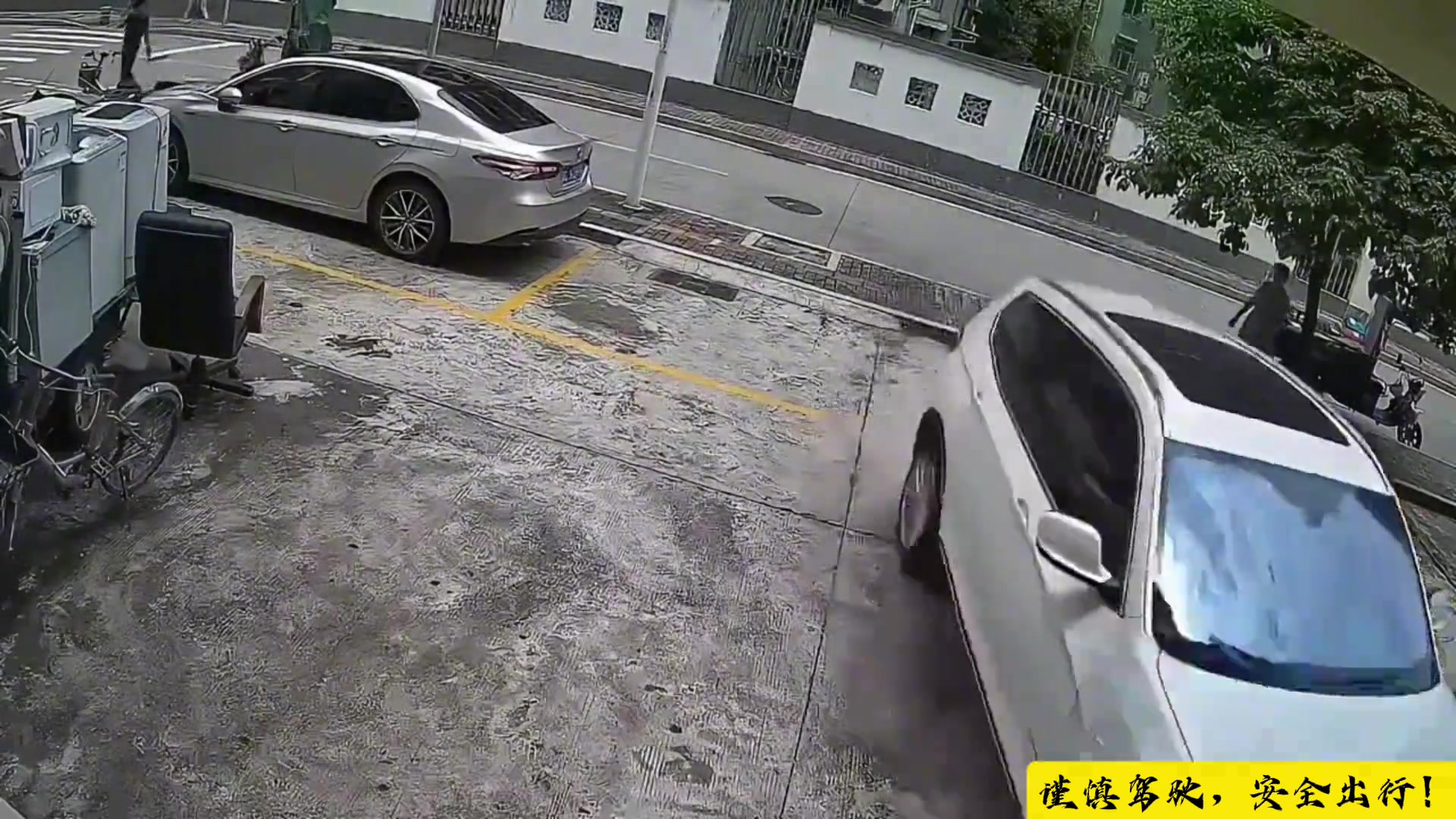 真服了旁边的大妈，这么淡定的在生死边缘徘徊！