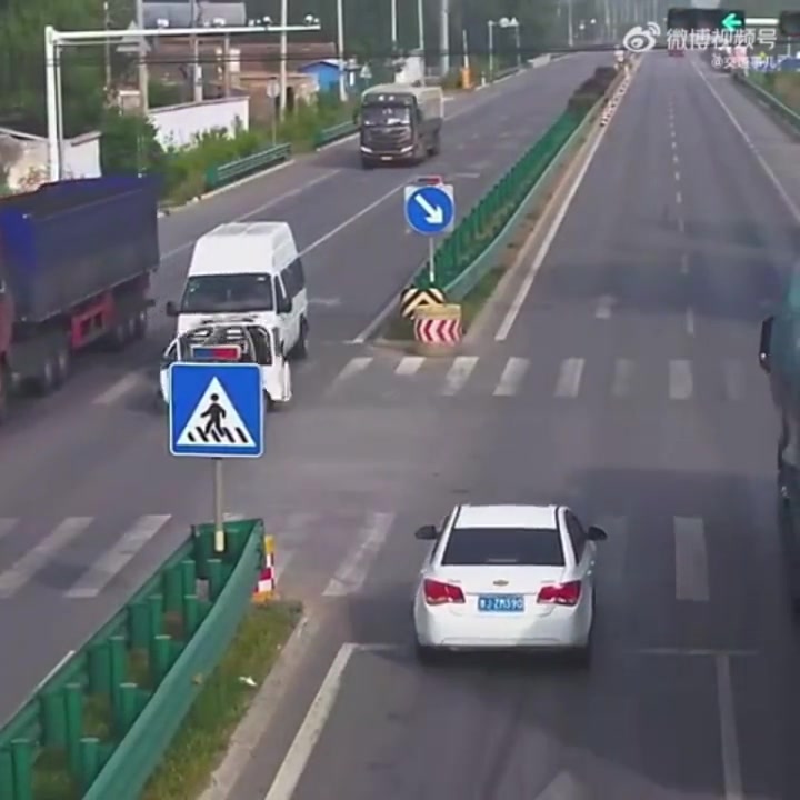 代步车闯红灯，看到车来还往前冲！
