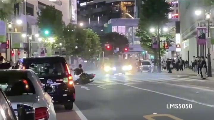 摩托车都受不了了，自己起来撞骑士！！！