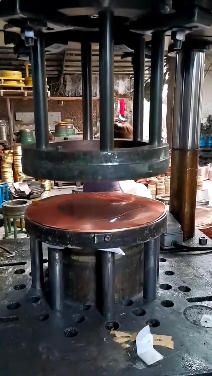 就这样一压，一个铜锅就出来了！