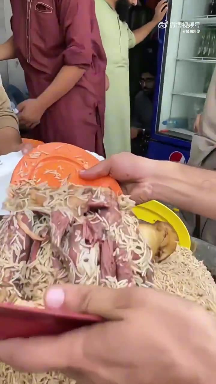 看了就让人头皮发麻的手抓饭