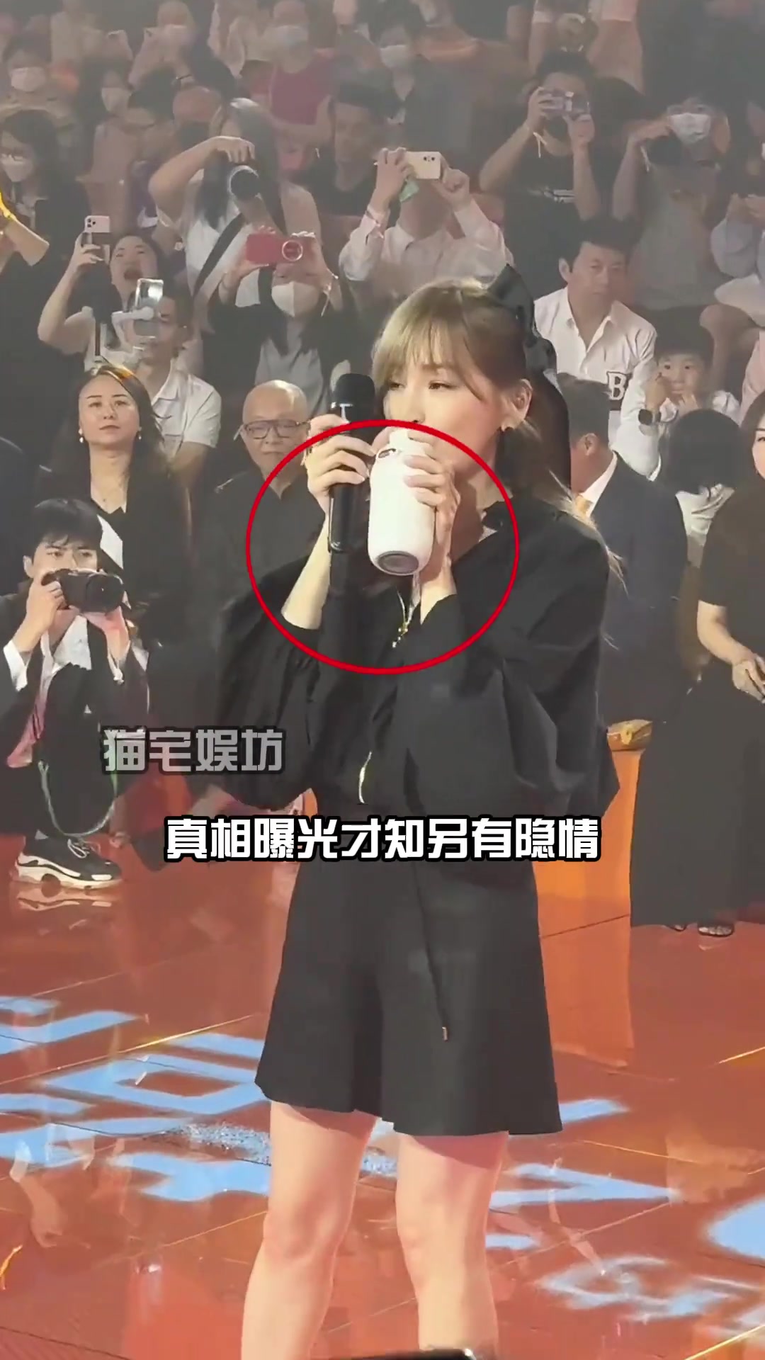 为何演唱会喝水要用吸管本以为是怕呛到真相曝光才知被骗了