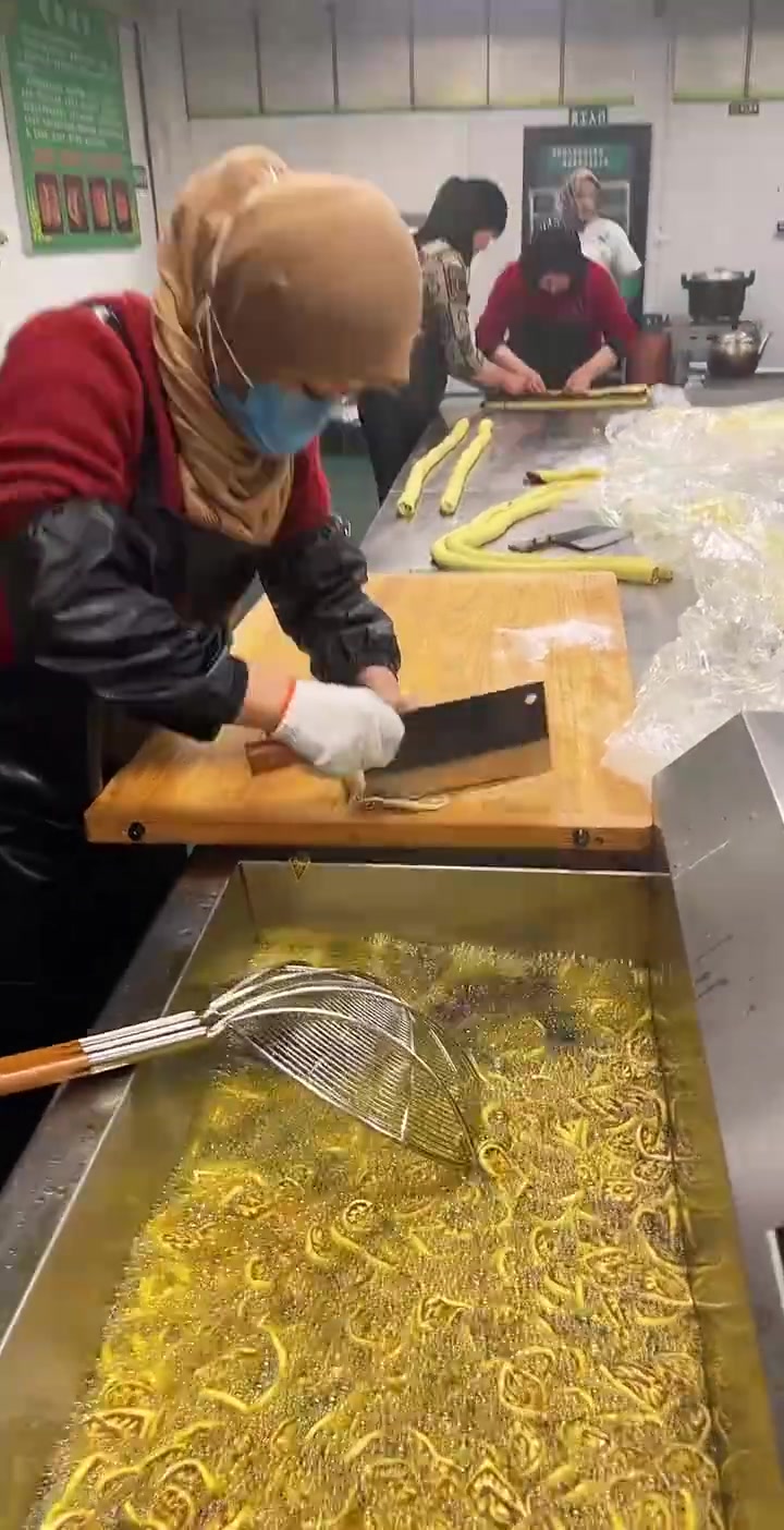 小时候的零食猫耳朵制作过程