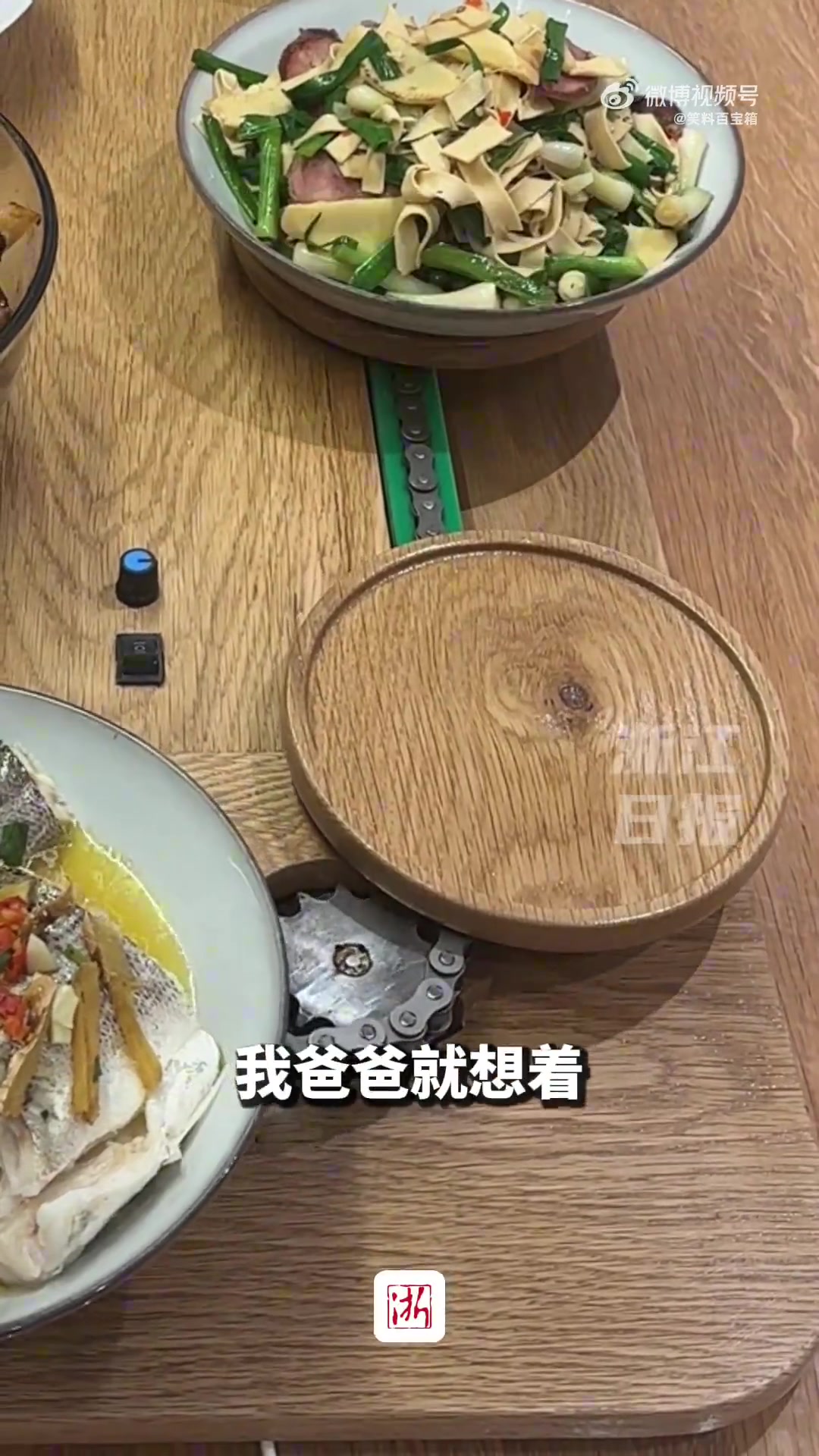 爸爸半年自制电动转盘桌，女儿称是年夜饭“神器”