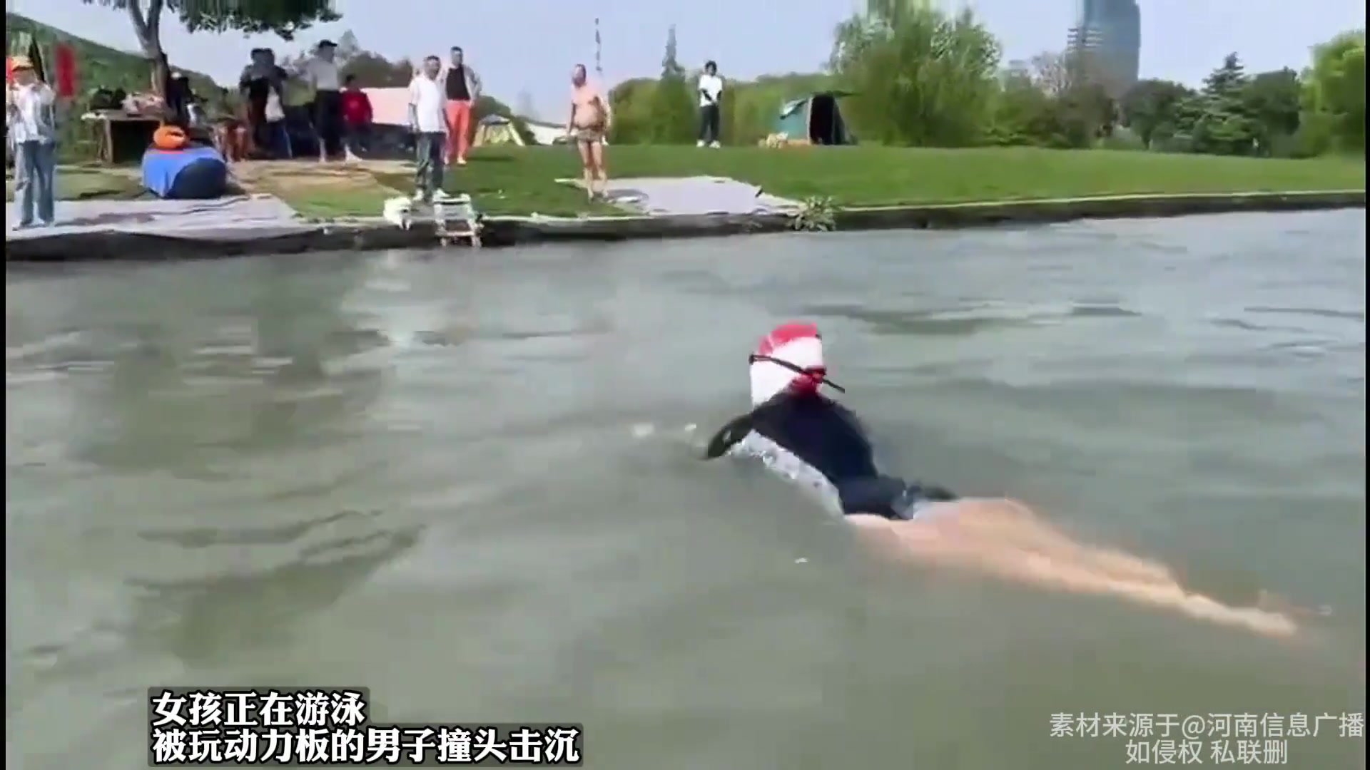 女孩正在游泳，被玩动力板的男子撞头击沉！