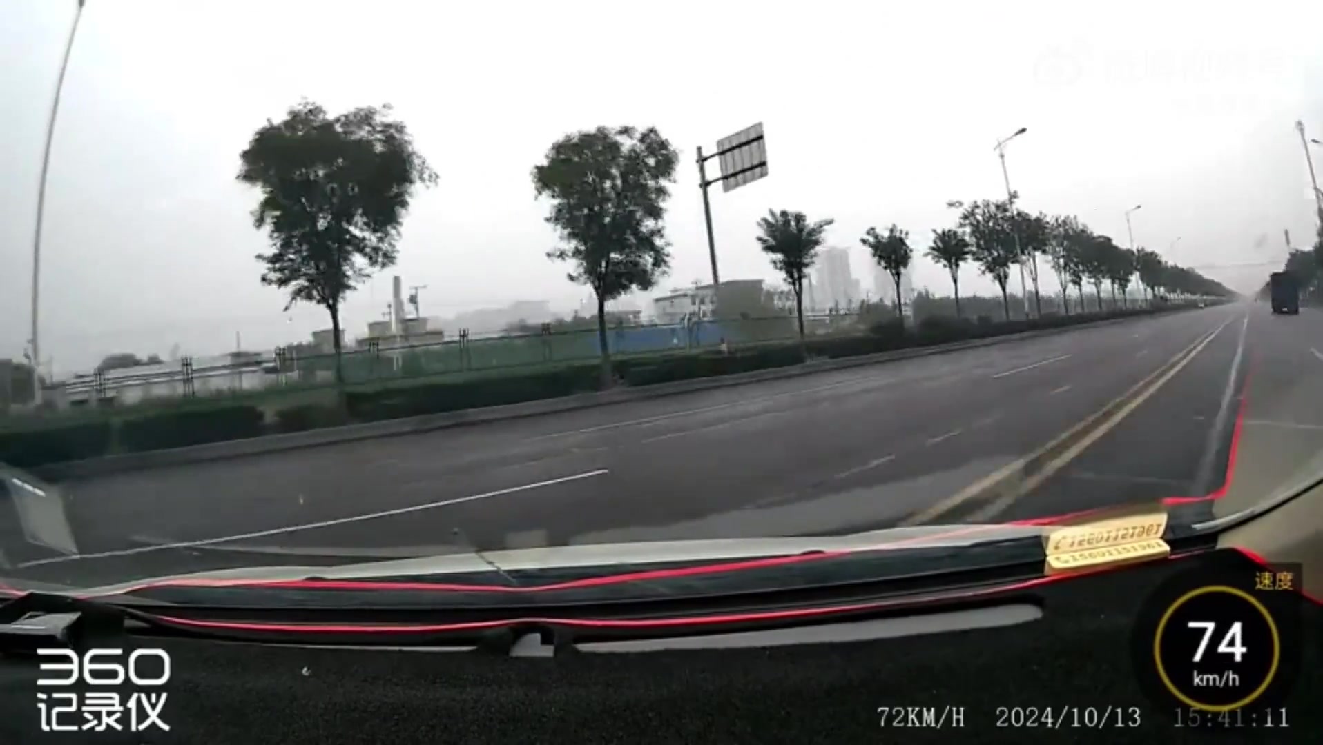为了躲避横穿的电瓶车，视频车表演了一个180度漂移！