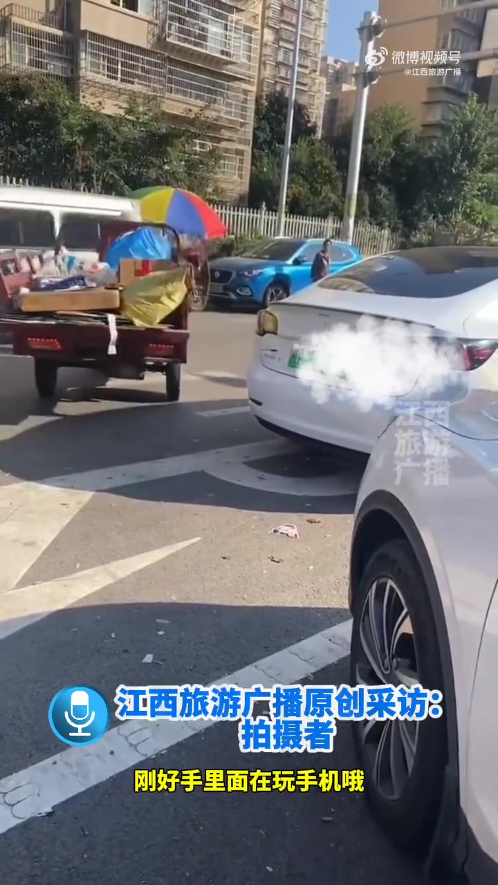 女子买菜拍到大爷硬核开三轮车