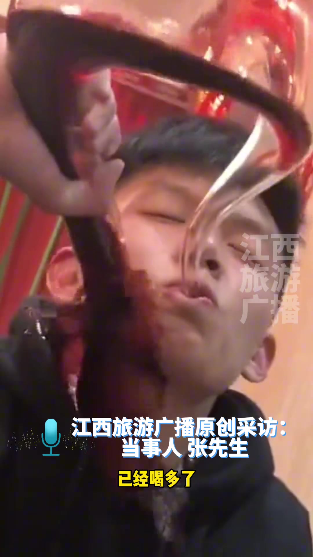 小伙用醒酒器罚酒一滴没喝到表面装懵实则学会逃酒