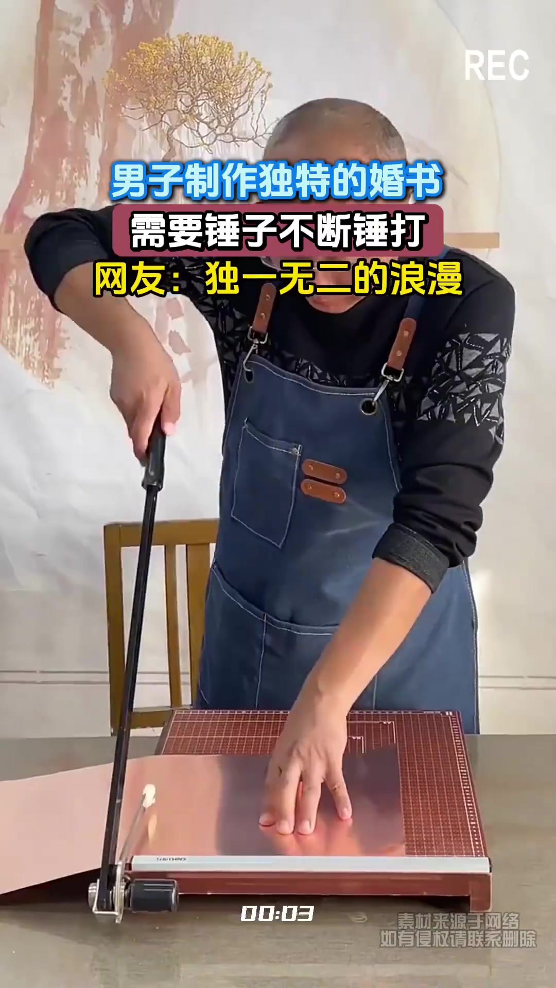 男子制作独特的婚书，需要锤子不断锤打，网友：独一无二的浪漫