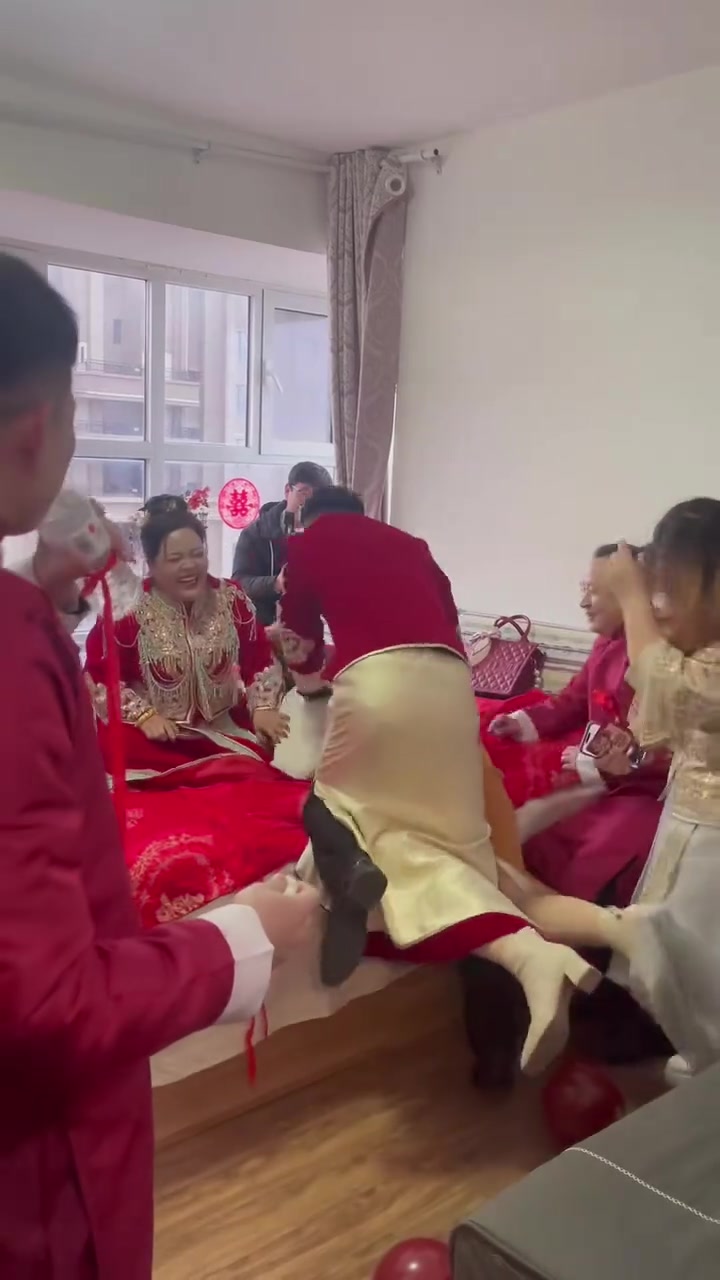 伴娘被压在床上！衣服都要掉了，还在保护鞋子