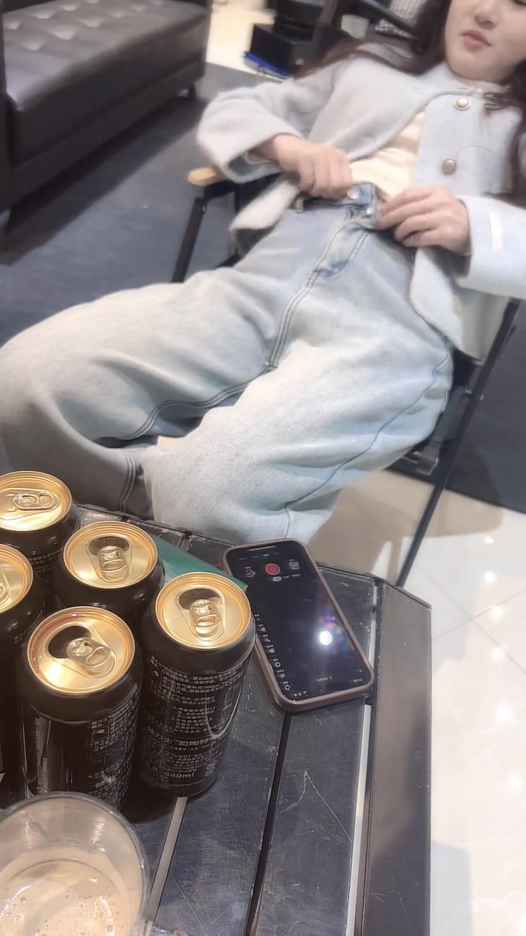 小姐姐喝酒喝到脱裤子了啊