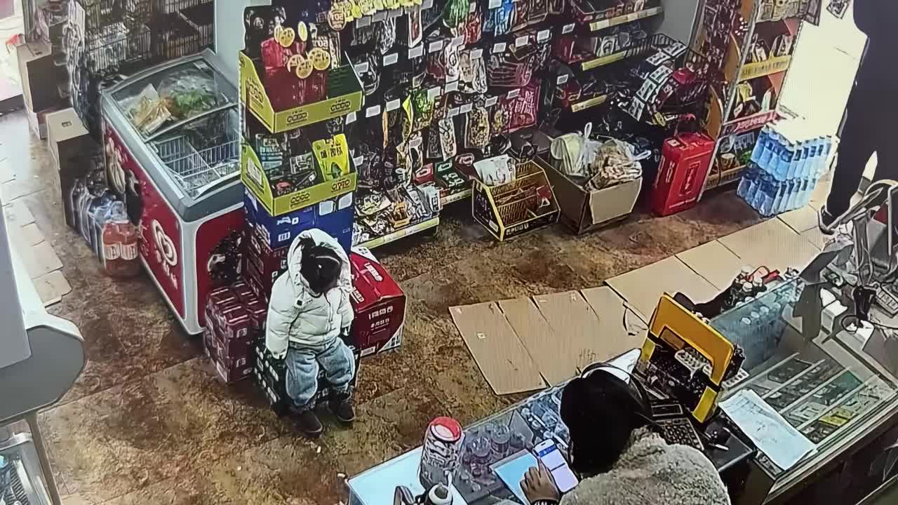 小孩：知道古代的大侠叫什么吗黑衣服：什么小孩：侠啊老弟