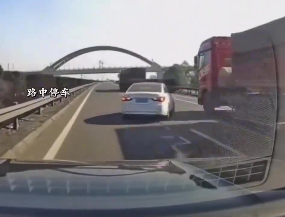 错过高速出口还在路中间停，接着又上演路怒别车！