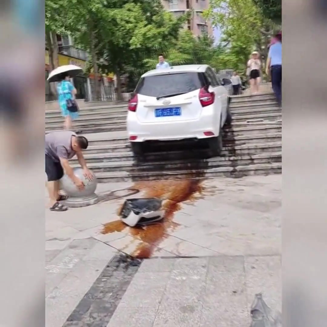 真是个人才，开车能开成这样！