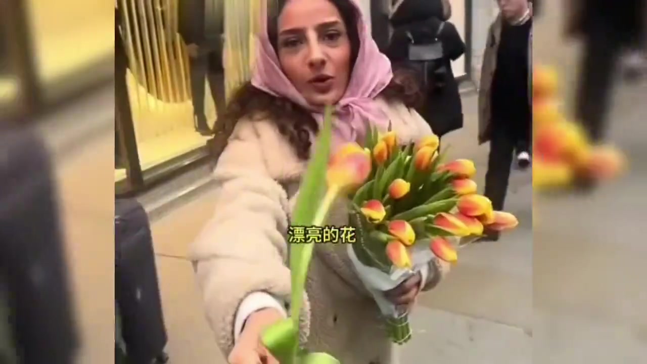 网友在国外误将卖花当赠送，卖花女翻脸比翻书还快！