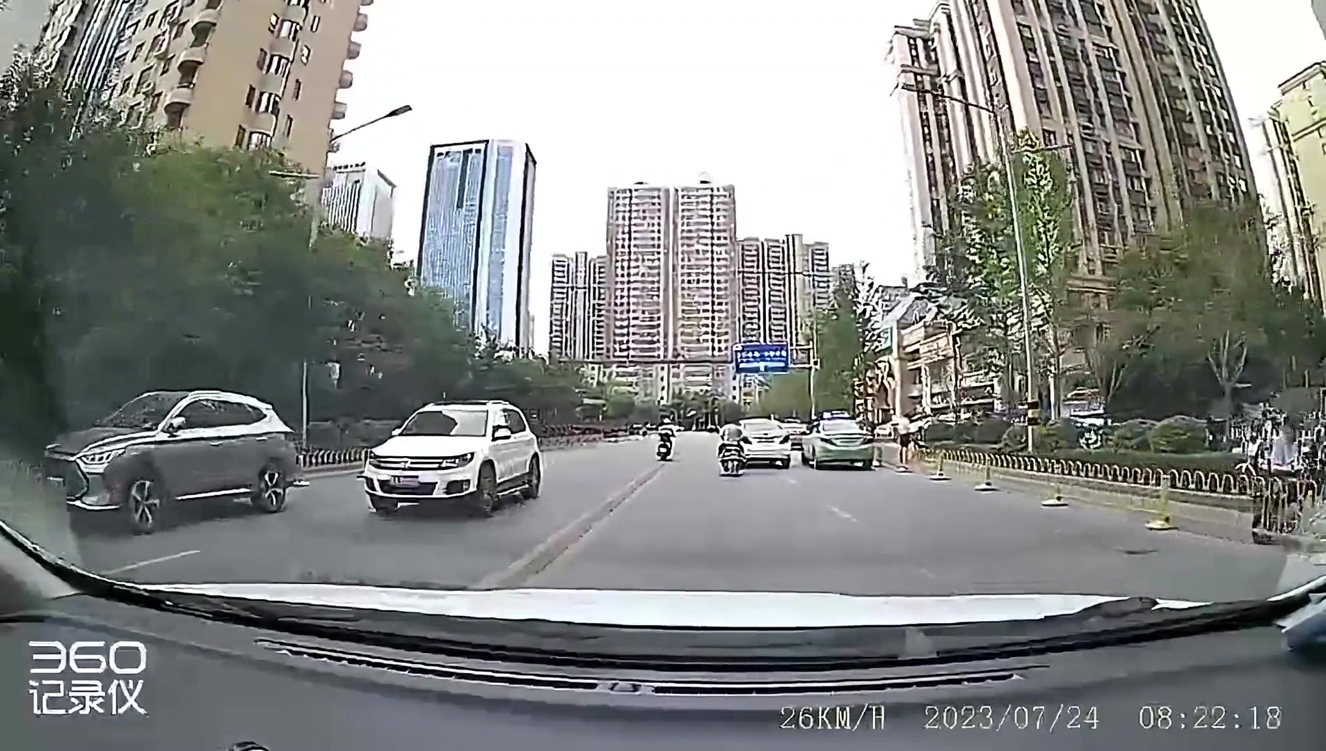 男子直行礼让转弯女司机，不料女司机撞上电动车，下车就辱骂男子