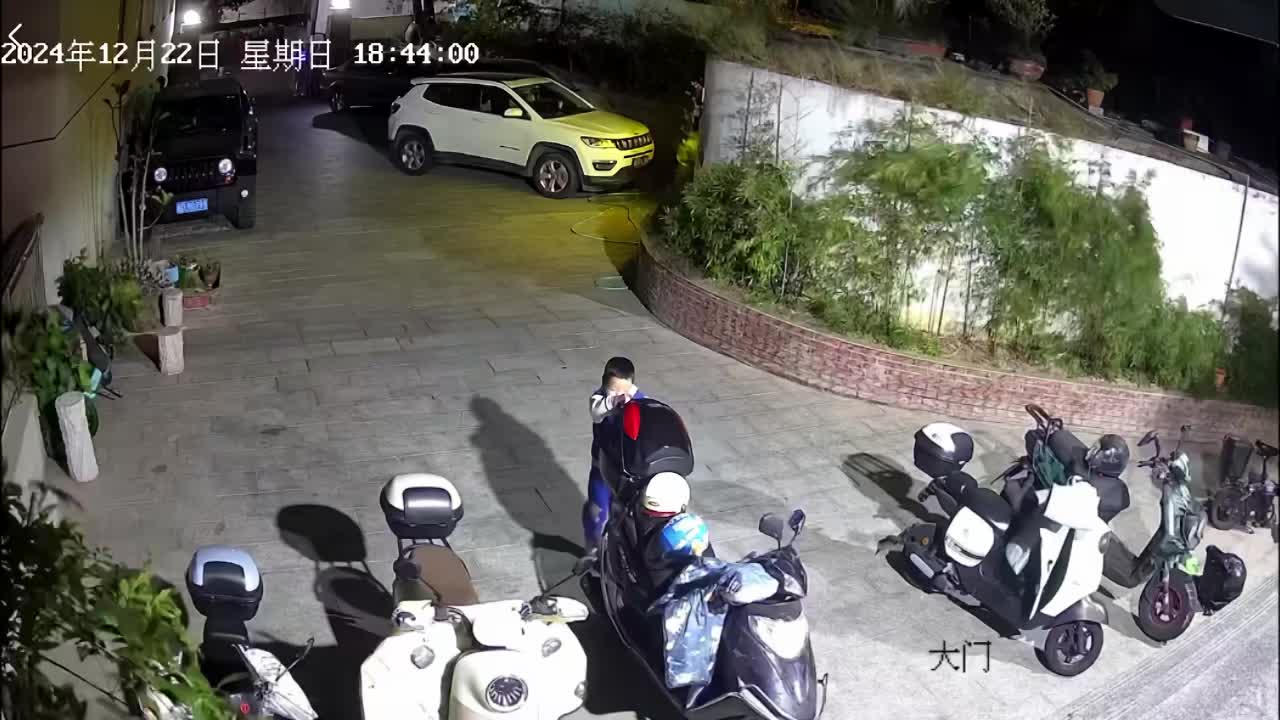 小孩哥叫得撕心裂肺，反正一张不捡，老师：作业呢