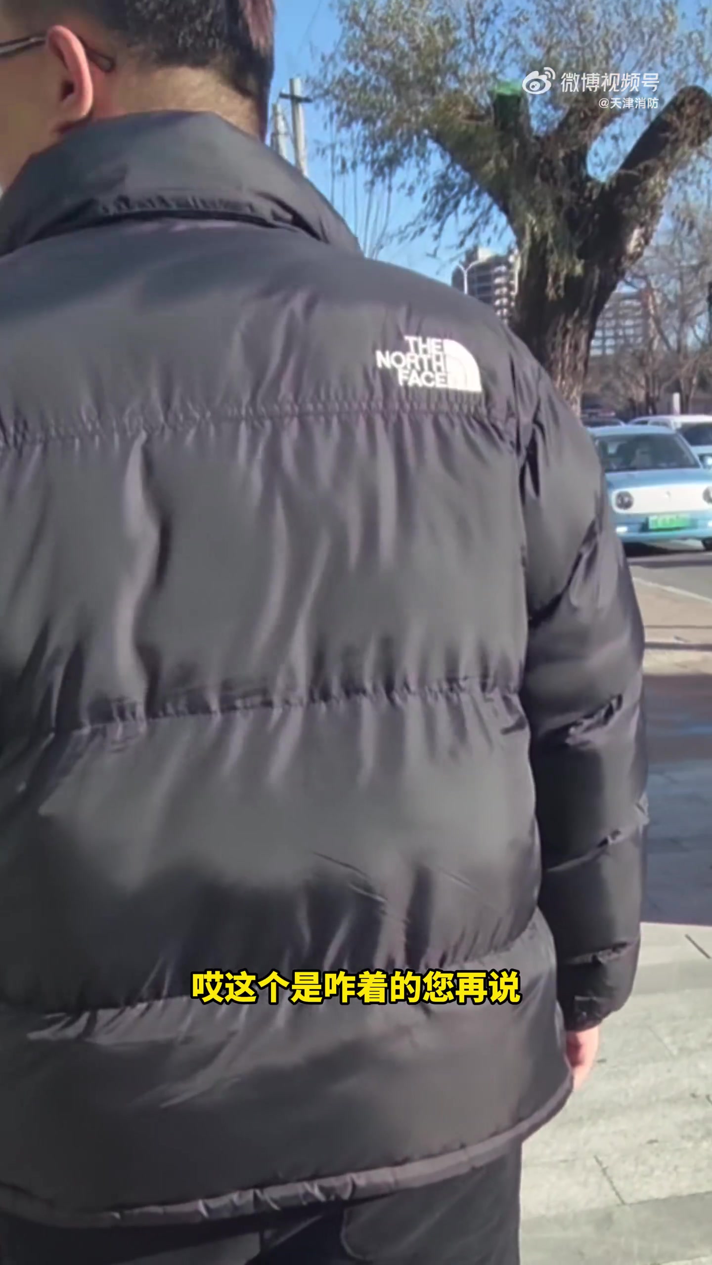 没人受伤！轿车在行进过程中突发自燃并冒出浓烟