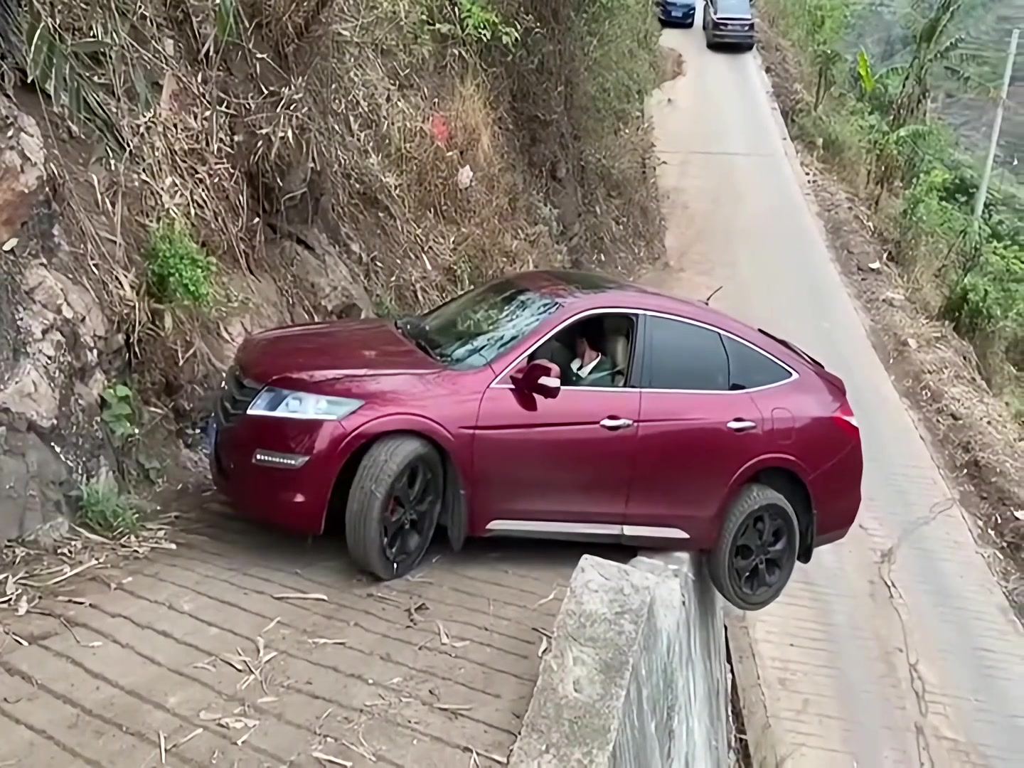 这驾驶技术确实可以啊！