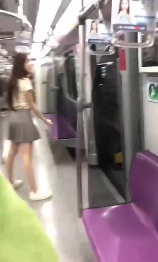 相当生猛啊！小姐姐在地铁与一男子爆发冲突，各种爆粗