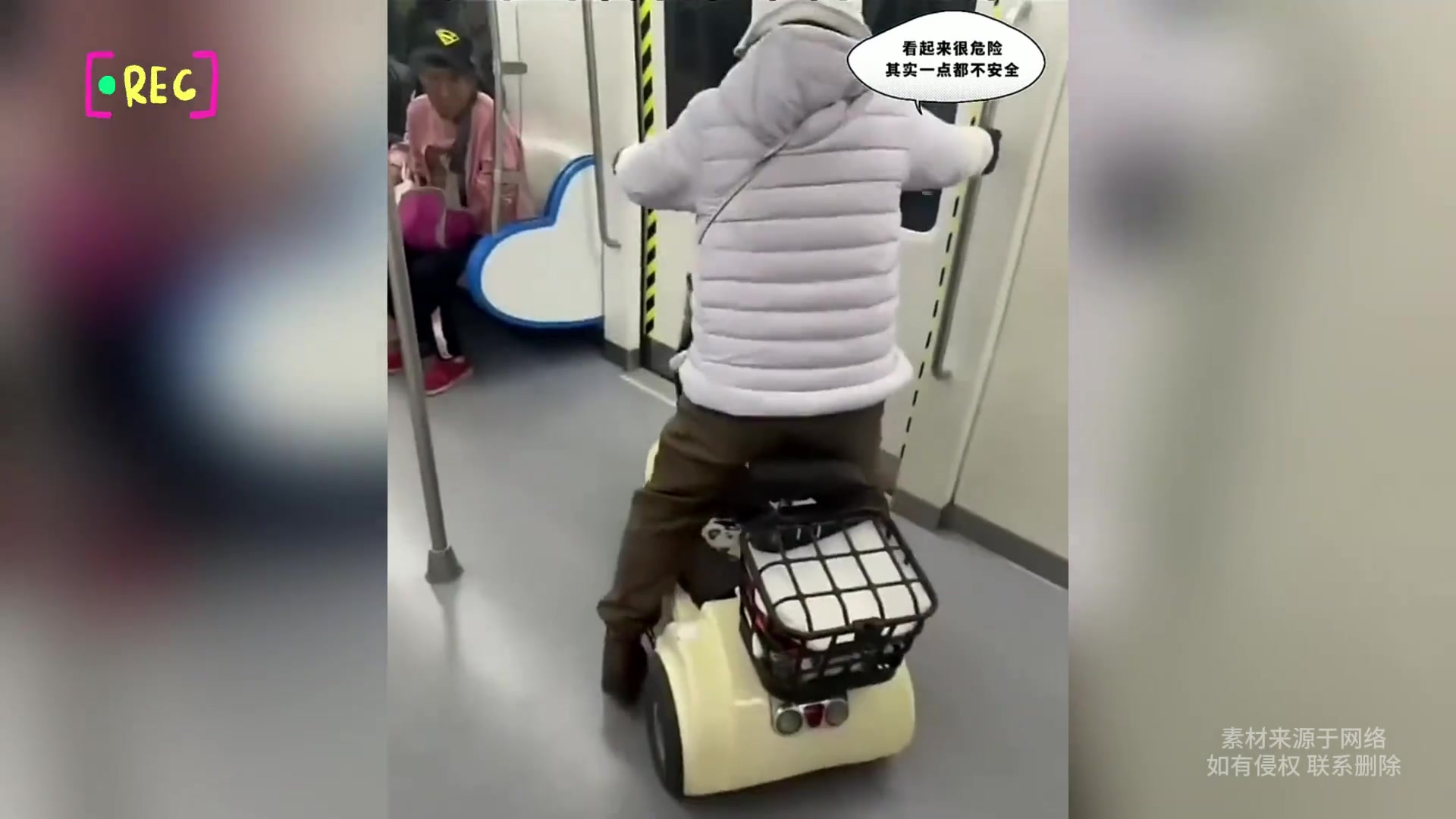 一名老人把电瓶车开进地铁，还在站内骑行准备上电梯！！！