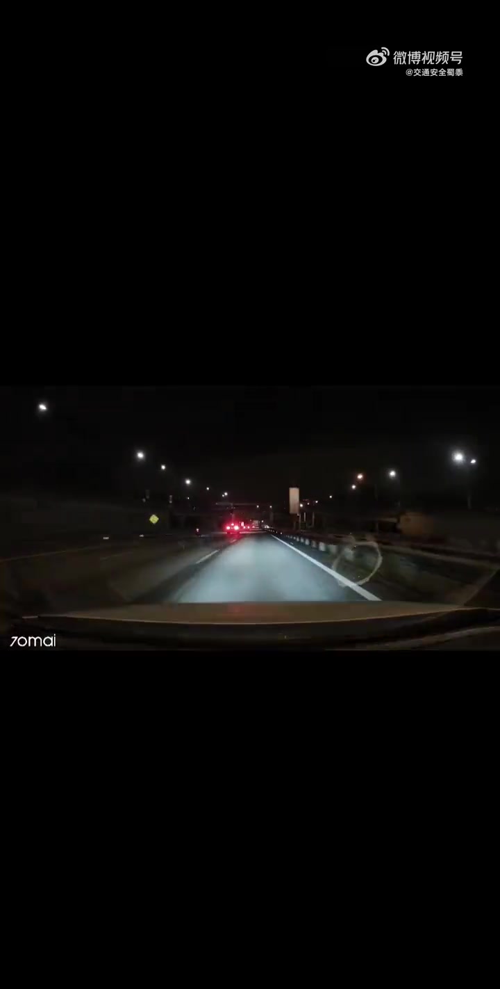网友：前车都在踩刹车，就你踩油门赖谁呢