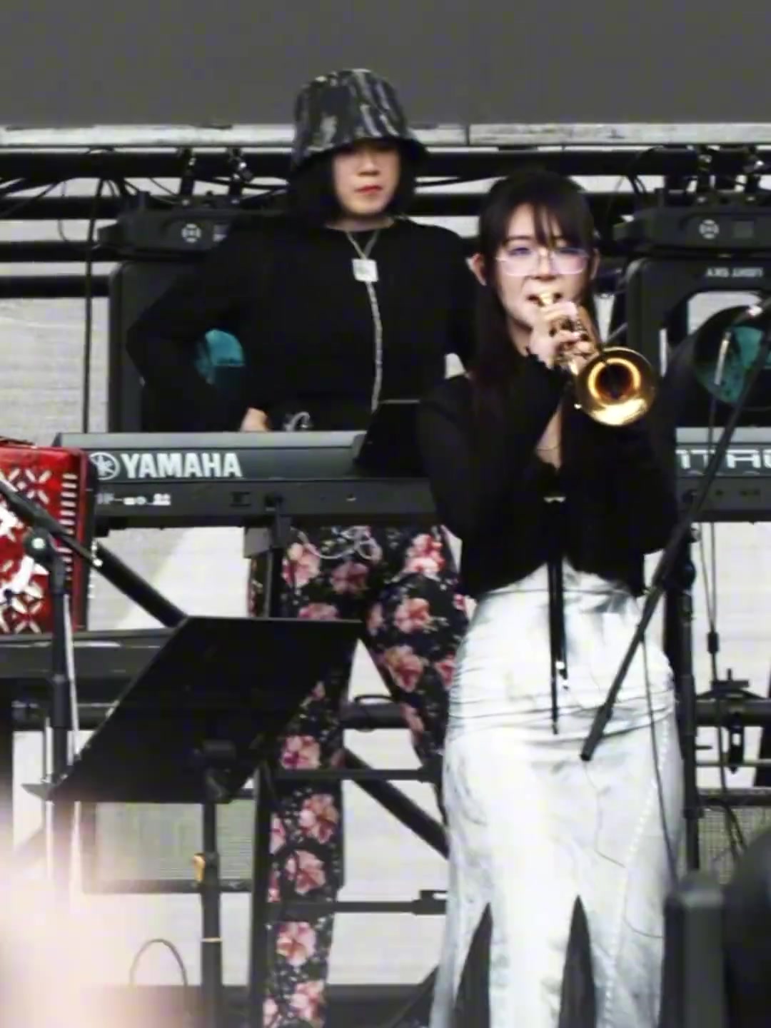 谁能拒绝一位会吹小号的美女！