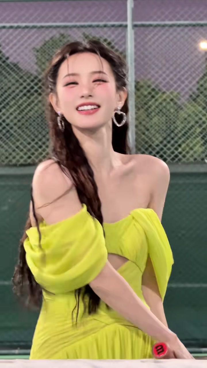 李一桐打网球，这甜美的笑容简直太迷人了
