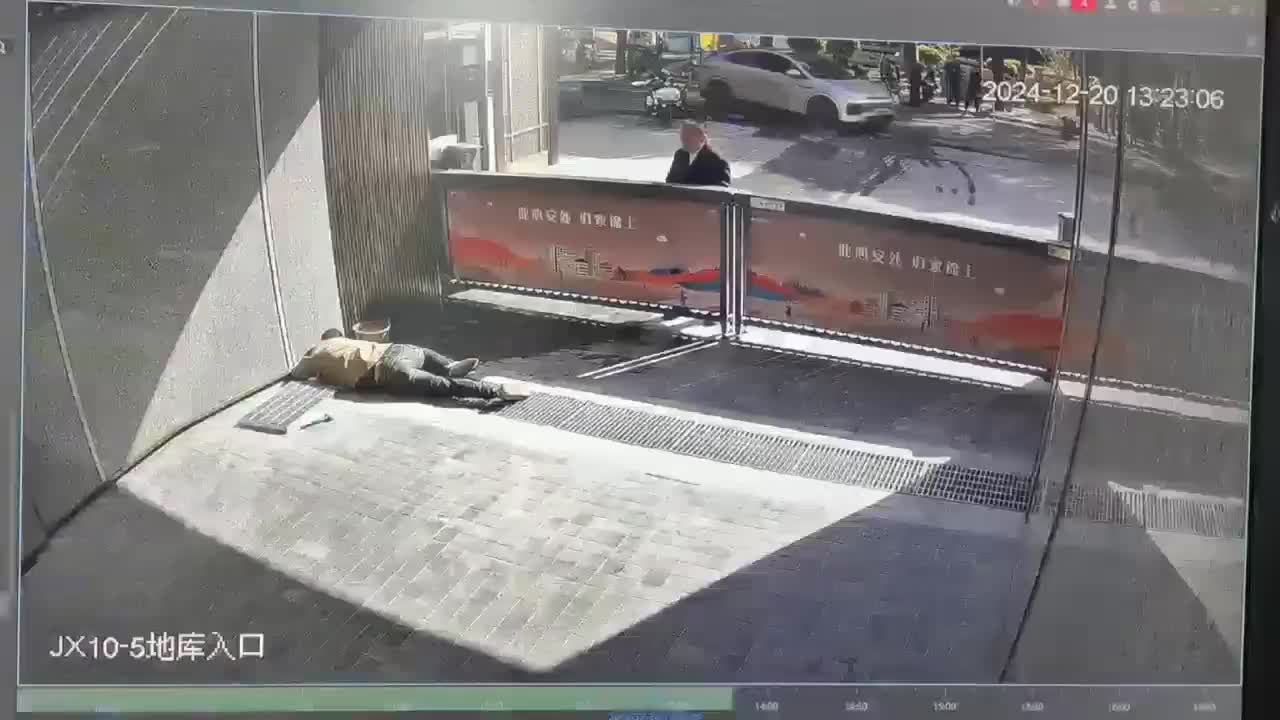 站外面的不是拦车的吗不拦也不说！