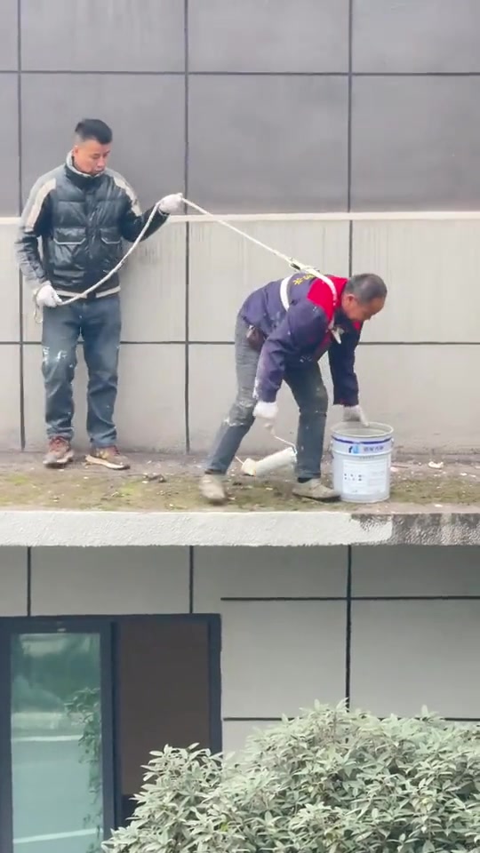 胆子真大啊！一个掉下去另一个还有的救吗