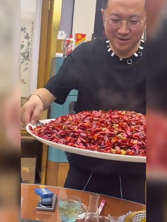 你管这叫辣子鸡这个菜应该叫“寻宝”