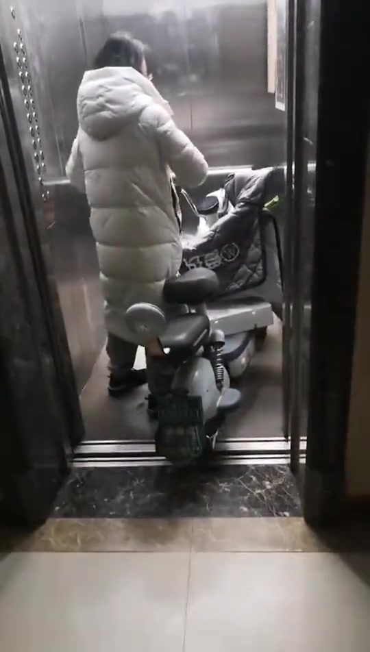女子扶电动车上楼被阻拦，当场撒泼