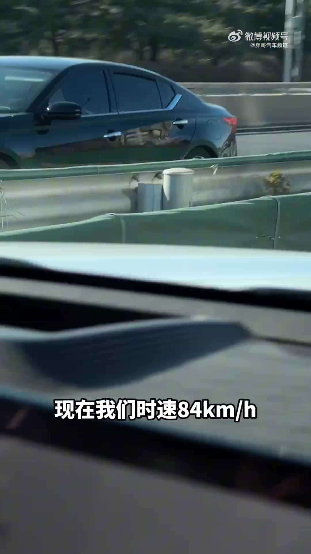 开80还超车，老头乐太危险了