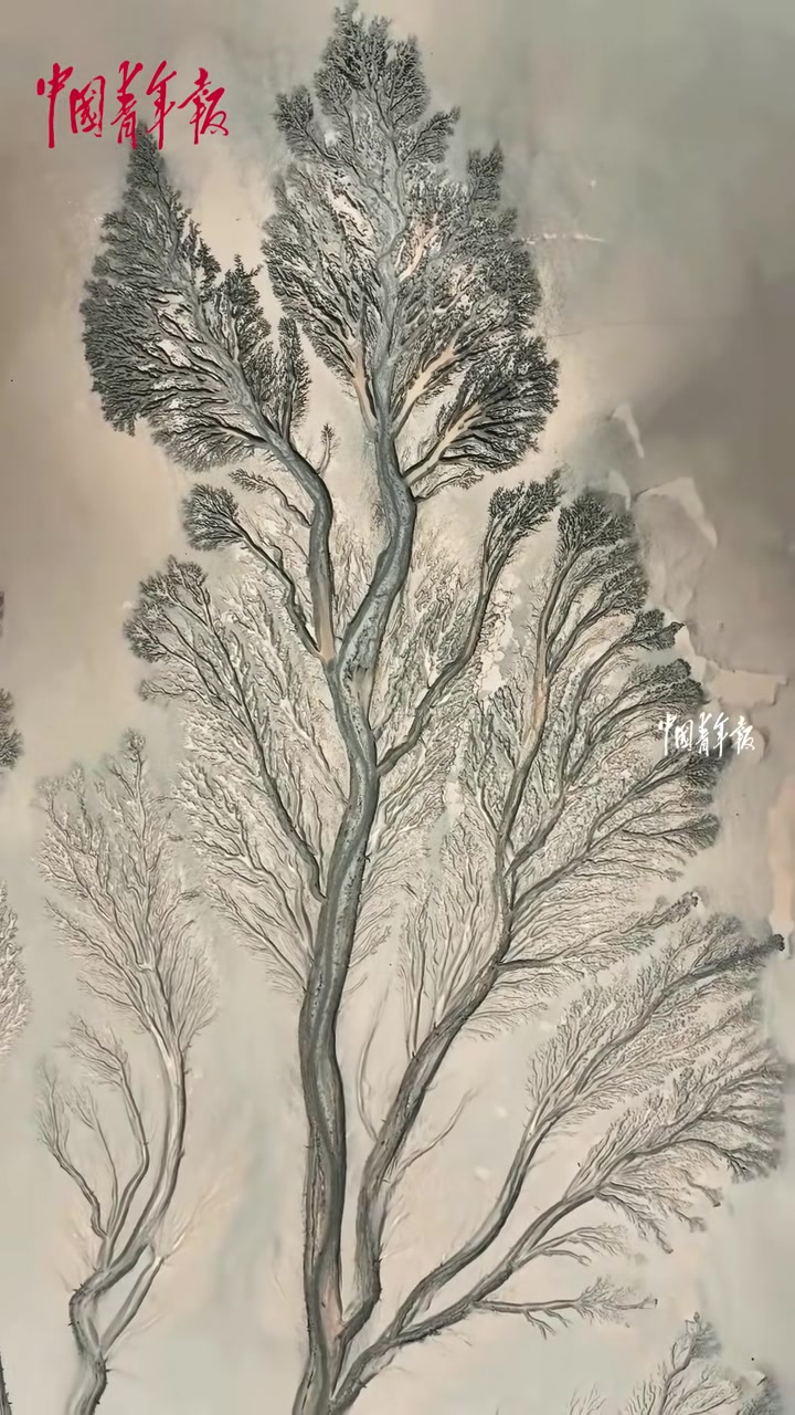 钱塘江潮水退去，滩涂上的潮汐树栩栩如生