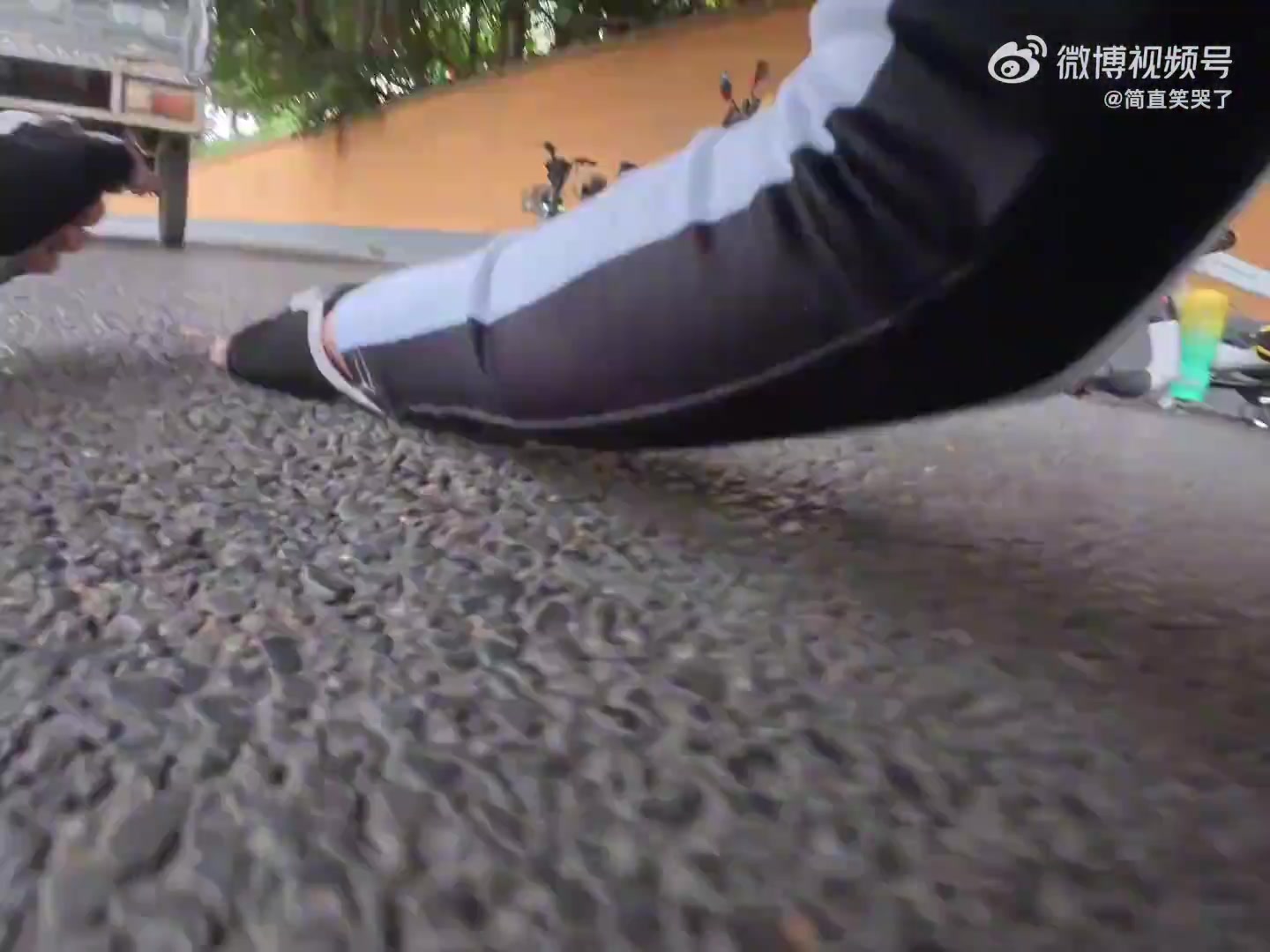 装备看着不像新手，操作看着不像老手，这个纯纯就是多手