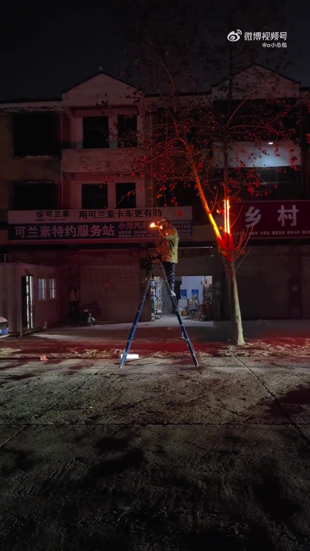 男子解锁电钻新用法，电钻+钢丝棉模仿出打铁花效果