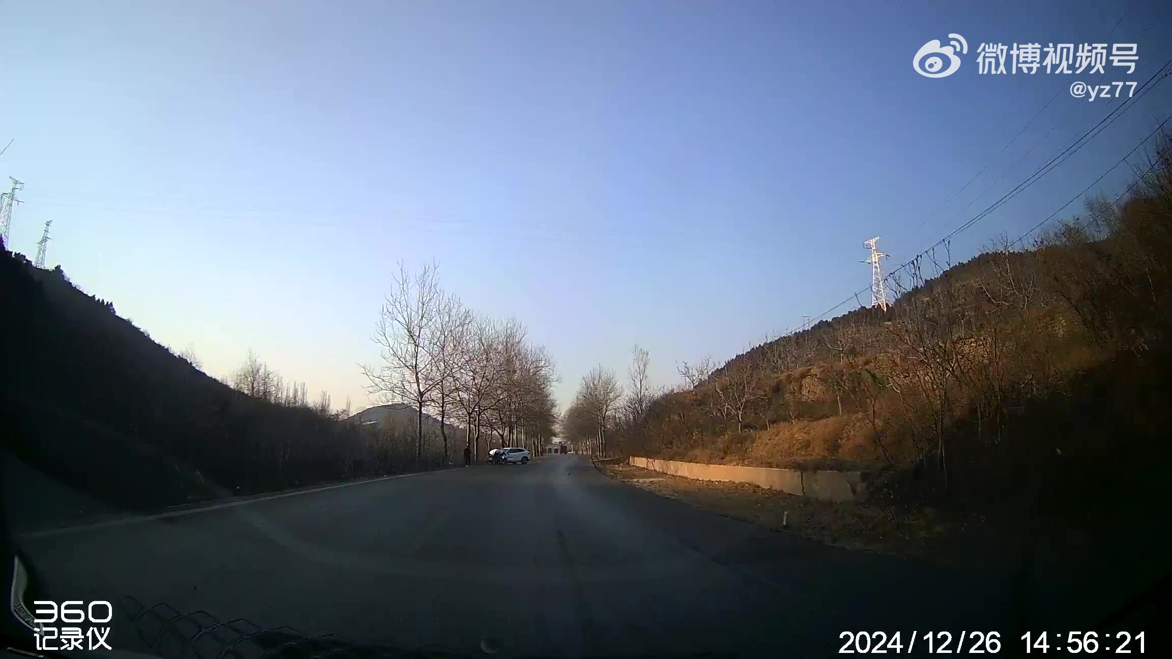 这哥们是自己撞树了吗整个车头撞烂了已经，人没事就行