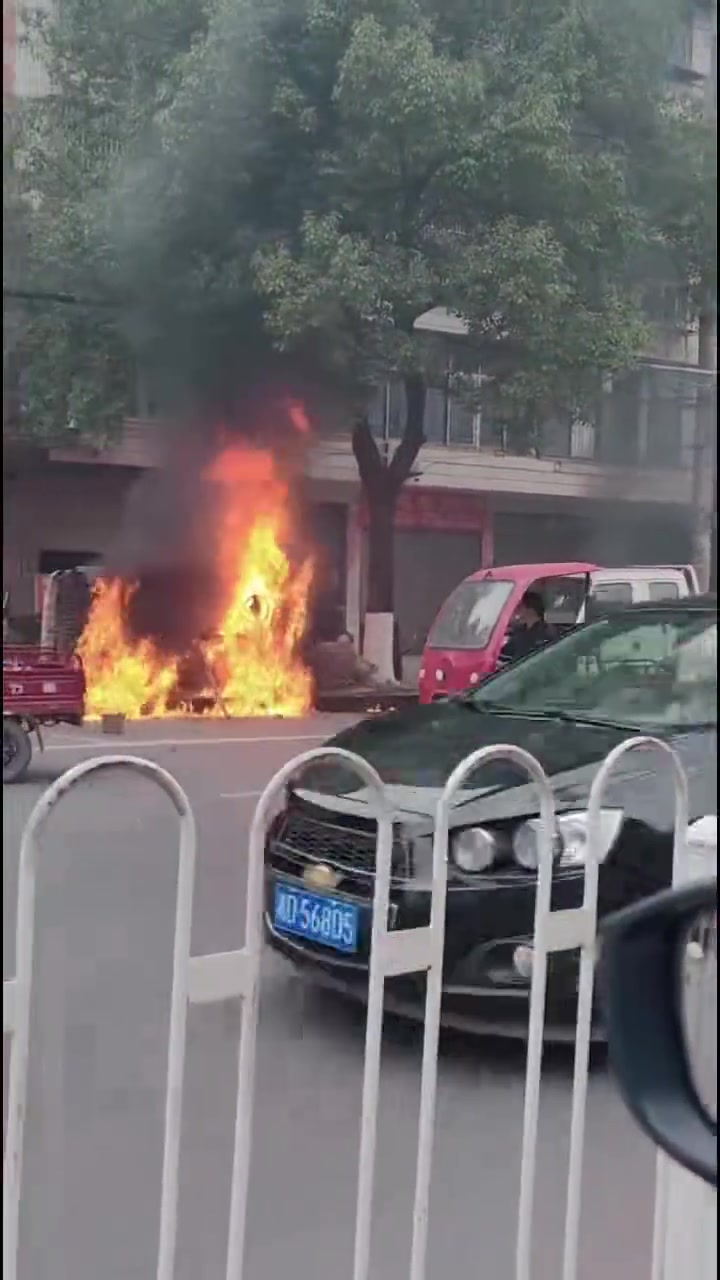 废品回收站私自切割车辆，引发大火，还好消防队就在隔壁