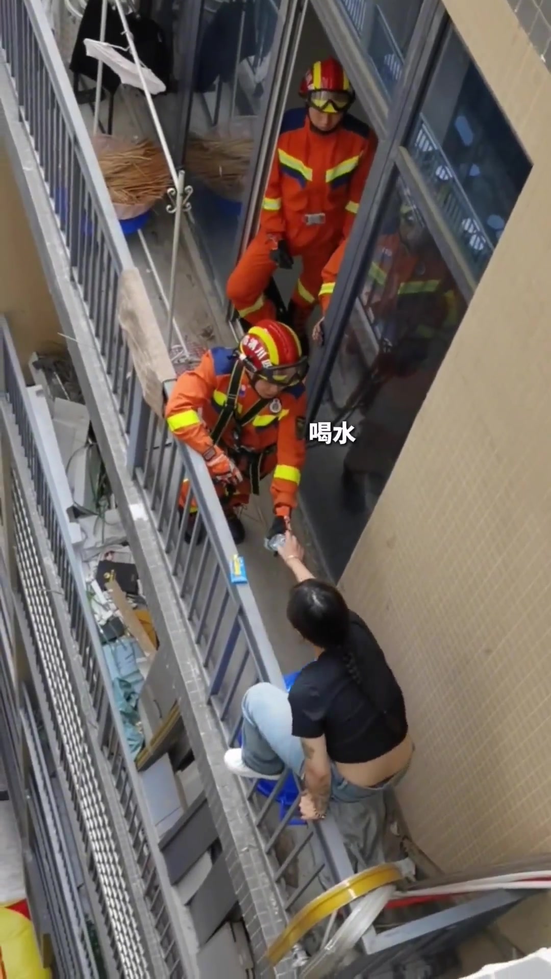 女子坐在护栏外扬言要轻生，消防员一套“人情世故”瞬间救下女子