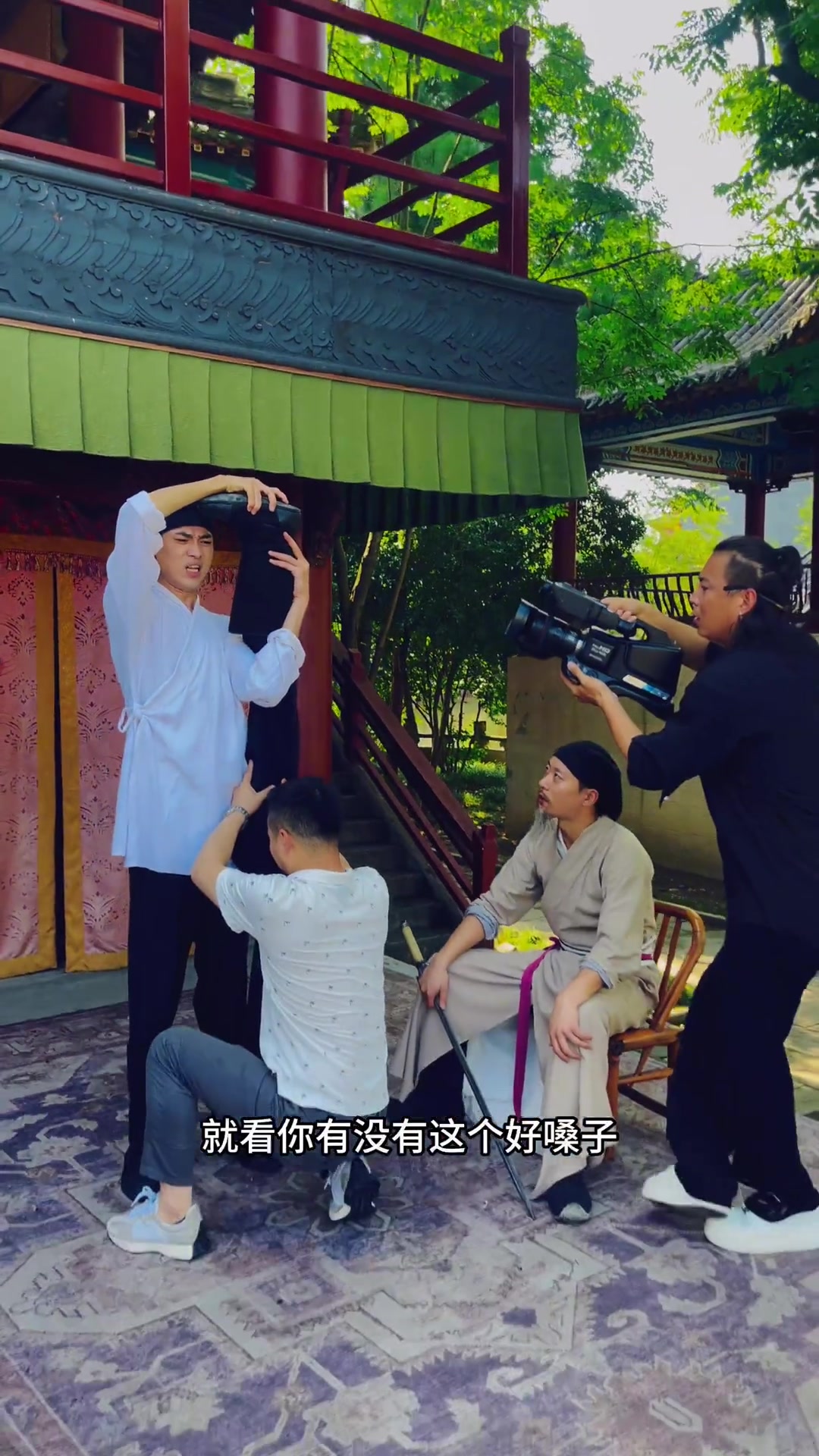 最惨摄影师！道具果然深藏不漏摄影师直接干趴下