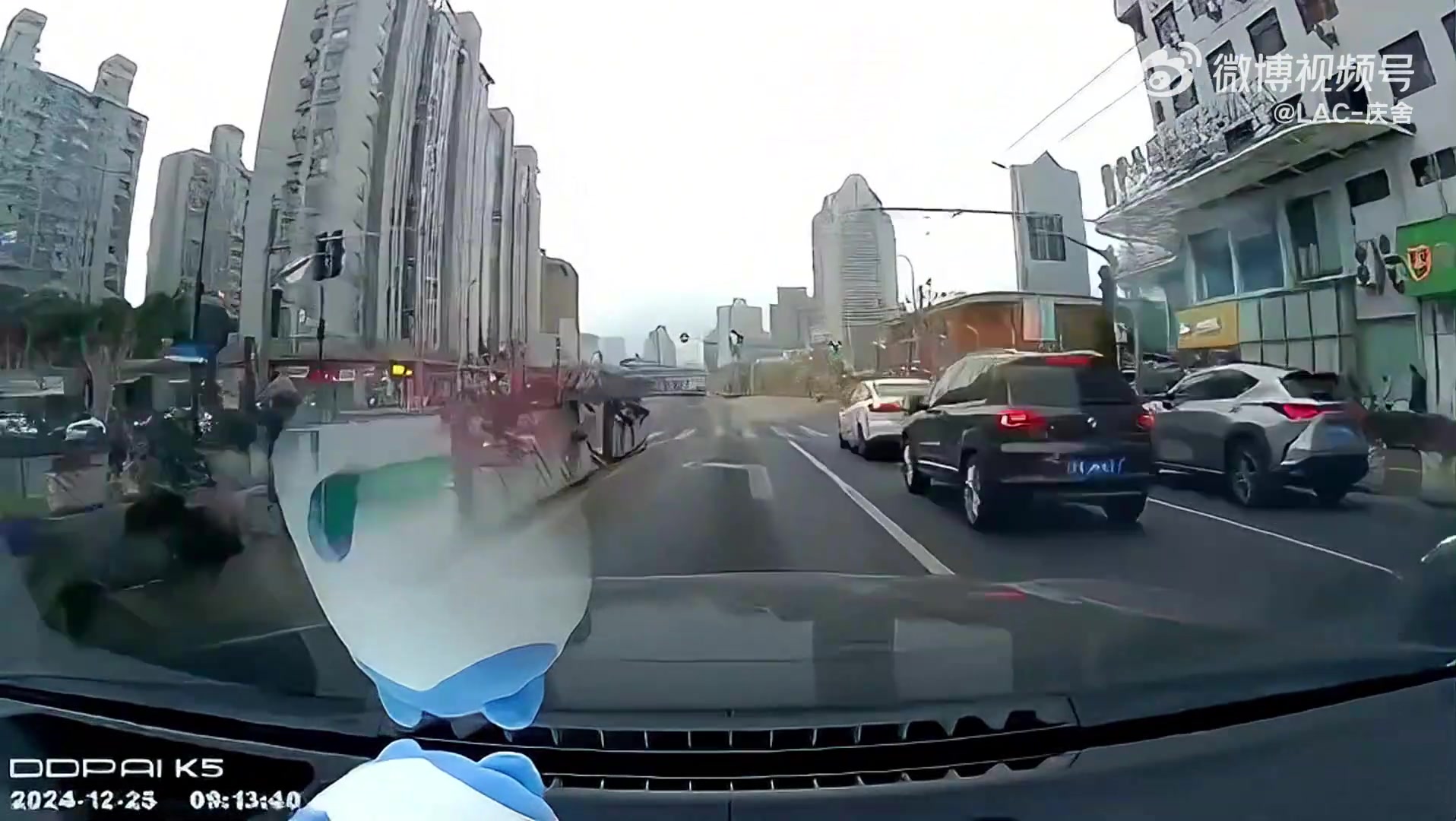 幸亏车主注意观察，避免了事故