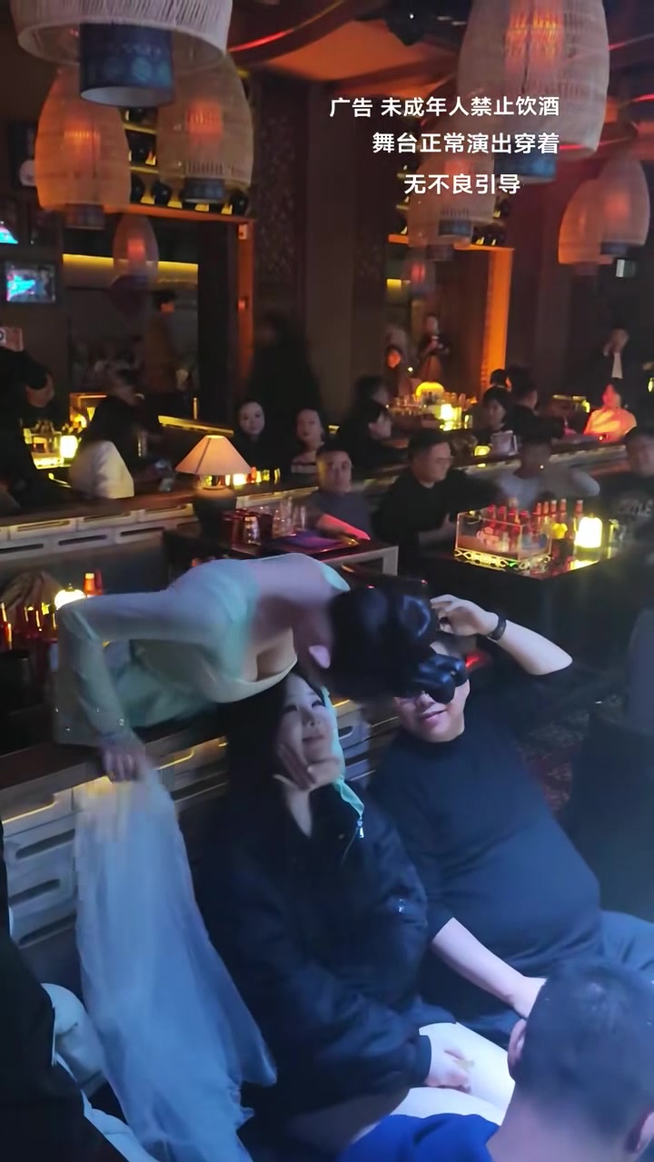 她咋不去调戏男的啊光去调戏女生了