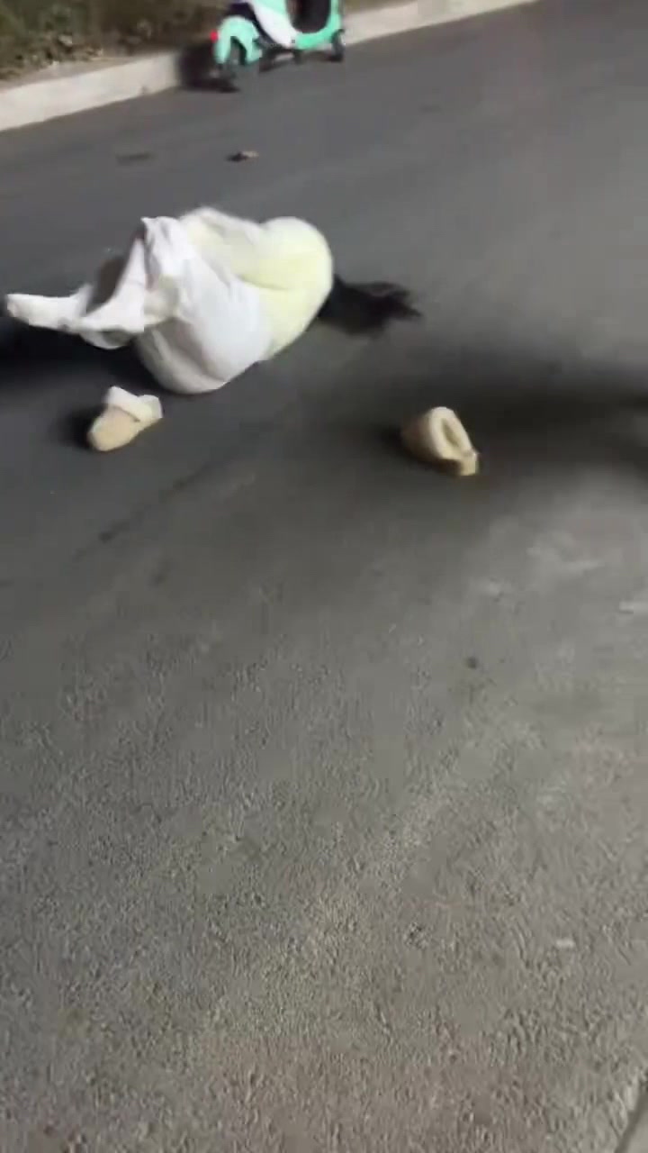 小伙是一点都不怜香惜玉啊！把小姐姐按在地上摩擦