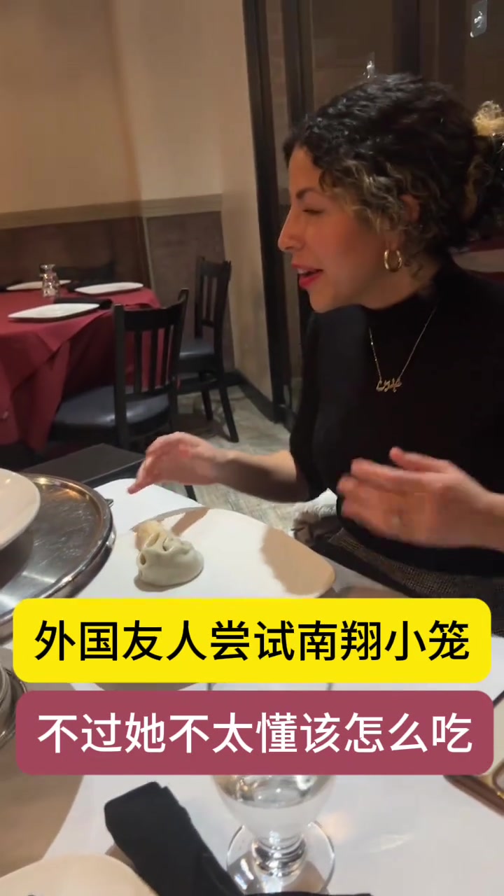 歪果仁尝试吃蓝翔小笼包，这吃发也太暴力了