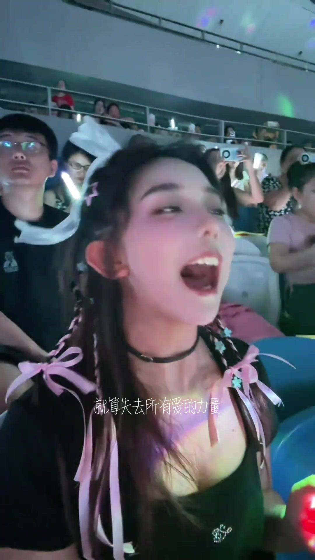 歌声先不谈，小姐姐这嘴巴长得够大啊