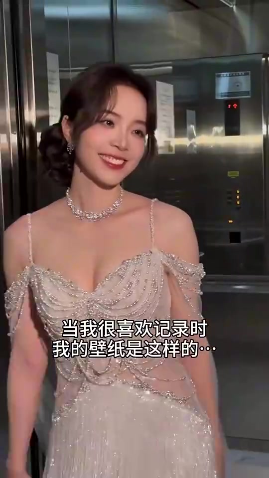 嫂子太迷人咧主持余霜晒手机壁纸：身段曼妙抹胸婚纱美晕了
