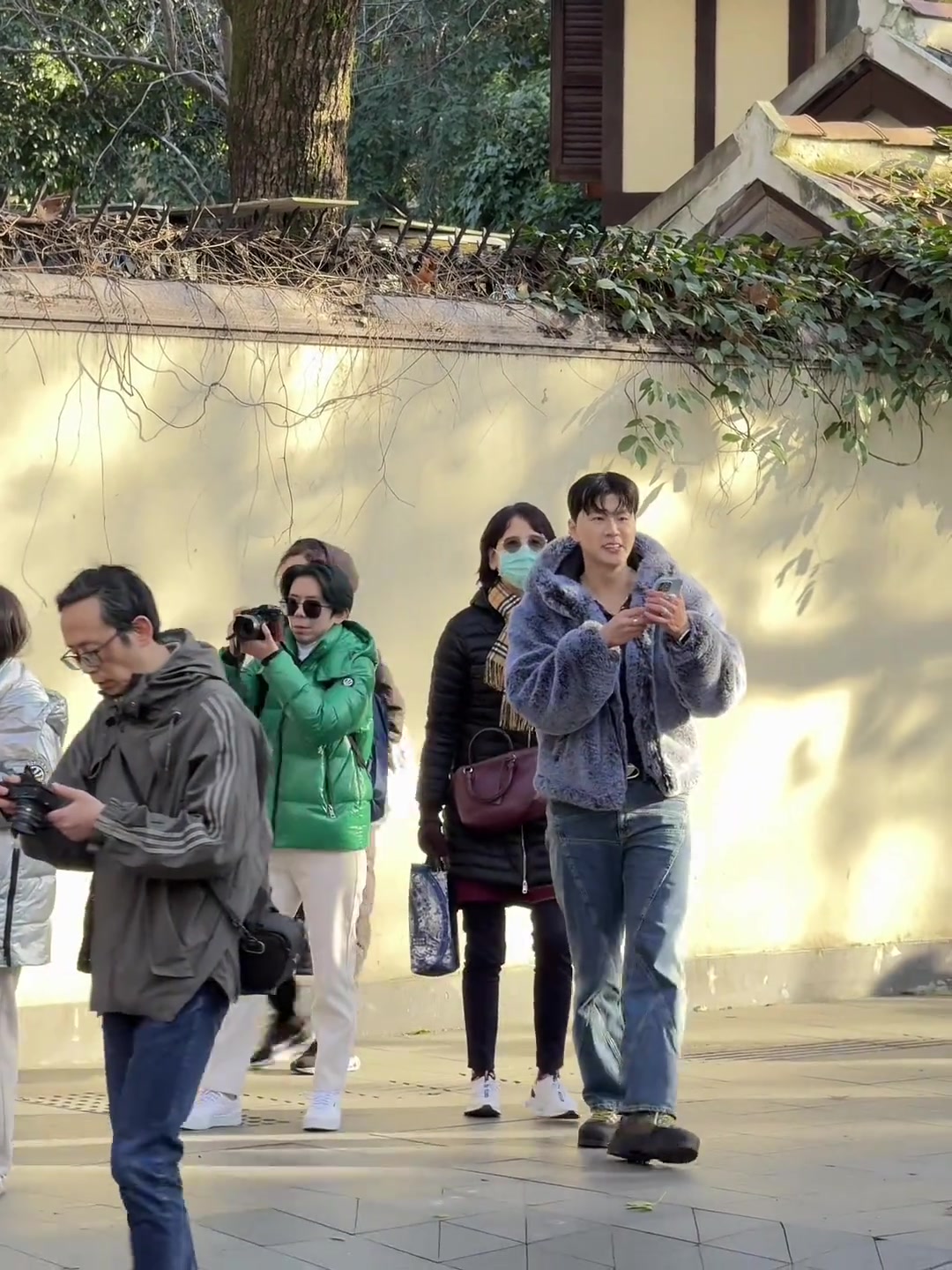 免签后上海g迎来大量的韩国游客太好辨认了