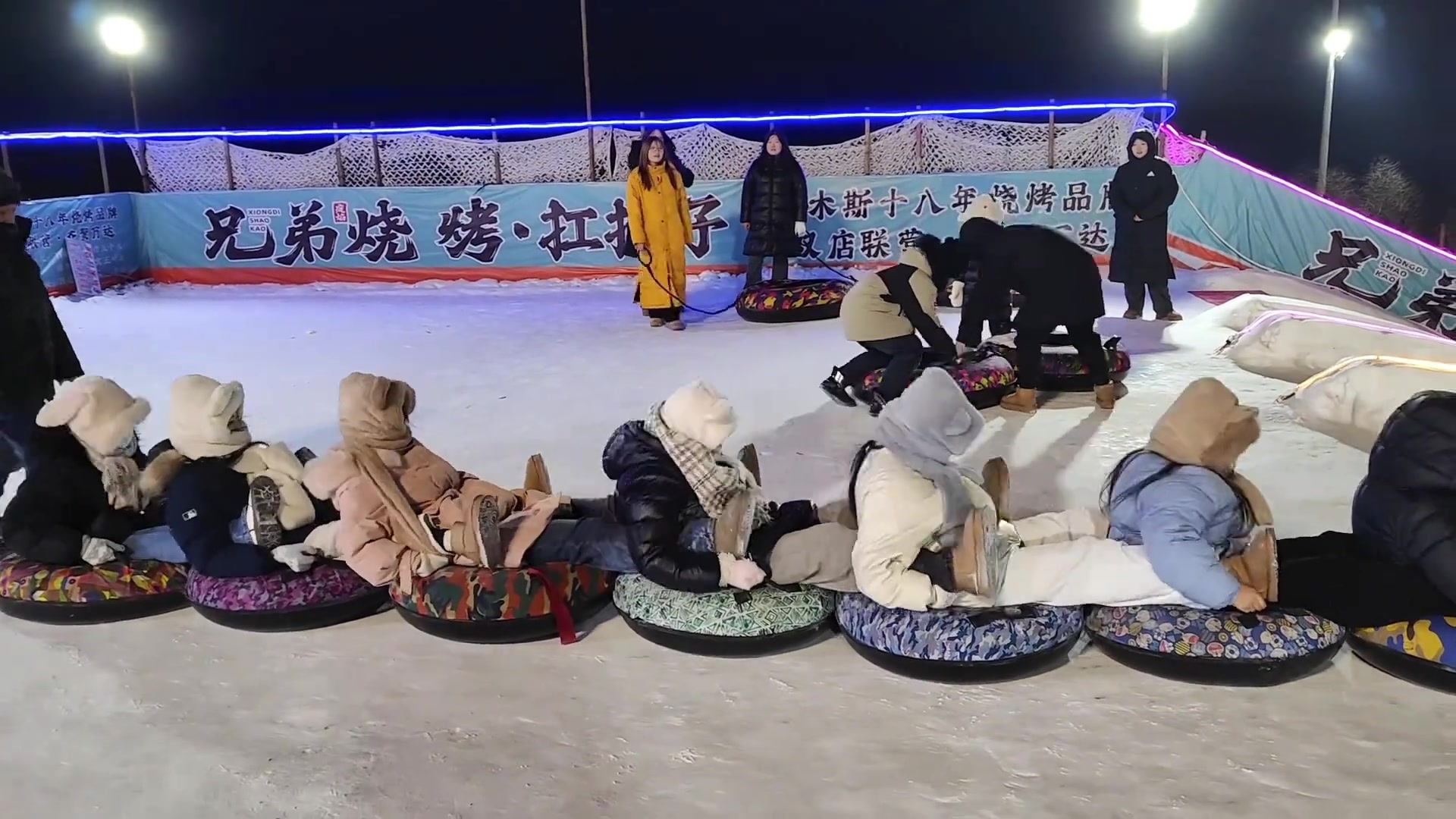 来自南方小姐姐对雪的热爱，一群人在雪道上顾涌！！！