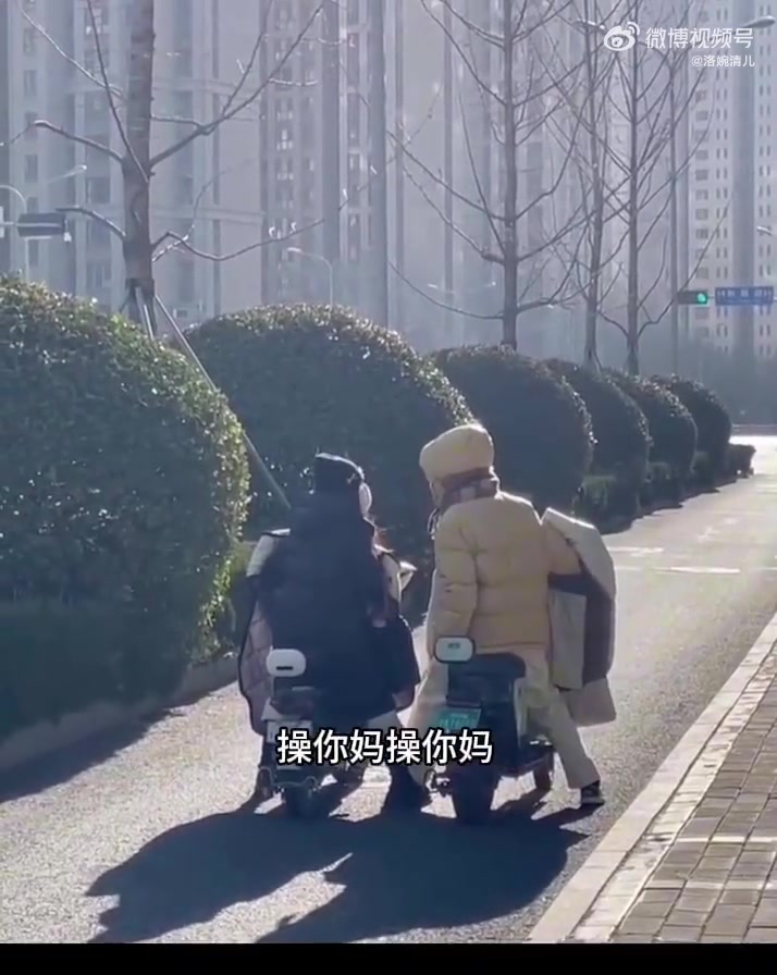 两名女子因骑车问题发生激烈争吵，最后以相互拥抱的方式解决问题