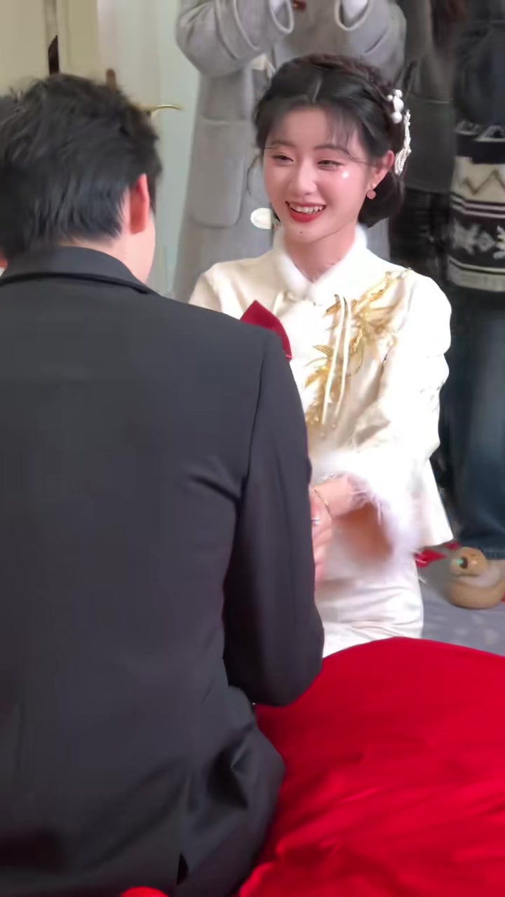 酸了啊！本来新娘就够漂亮了，她还反向求婚